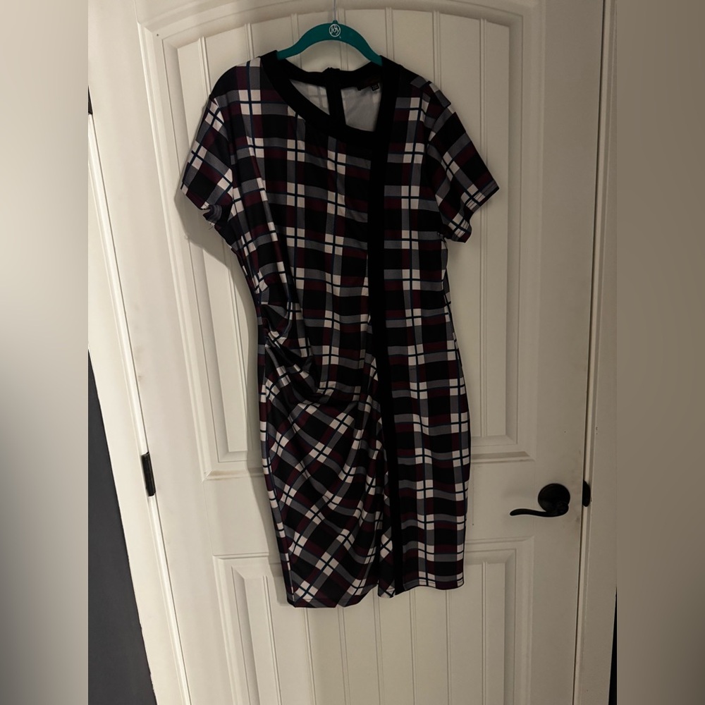 Pin up style sheath dress. Rouching on the tummy hide any problem areas.